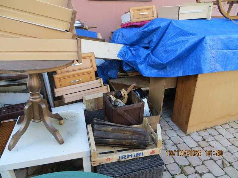 Płyty meblowe szafki uszkodzone , taborety oddam za darmo
