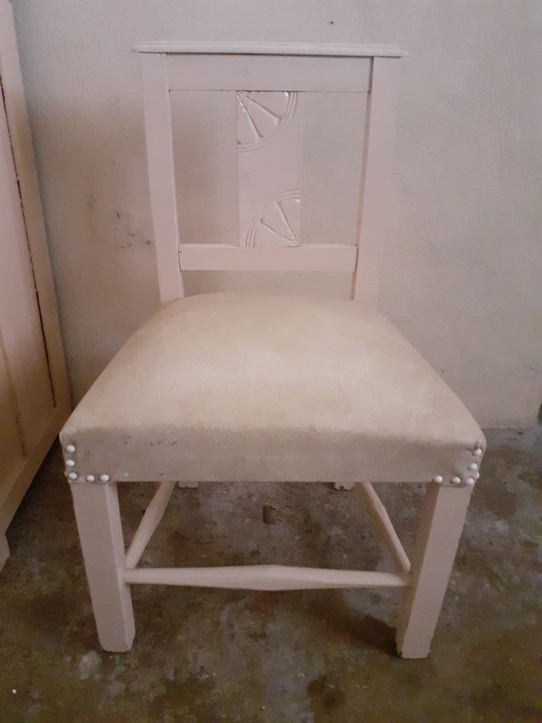 Cadeira muito antiga branca