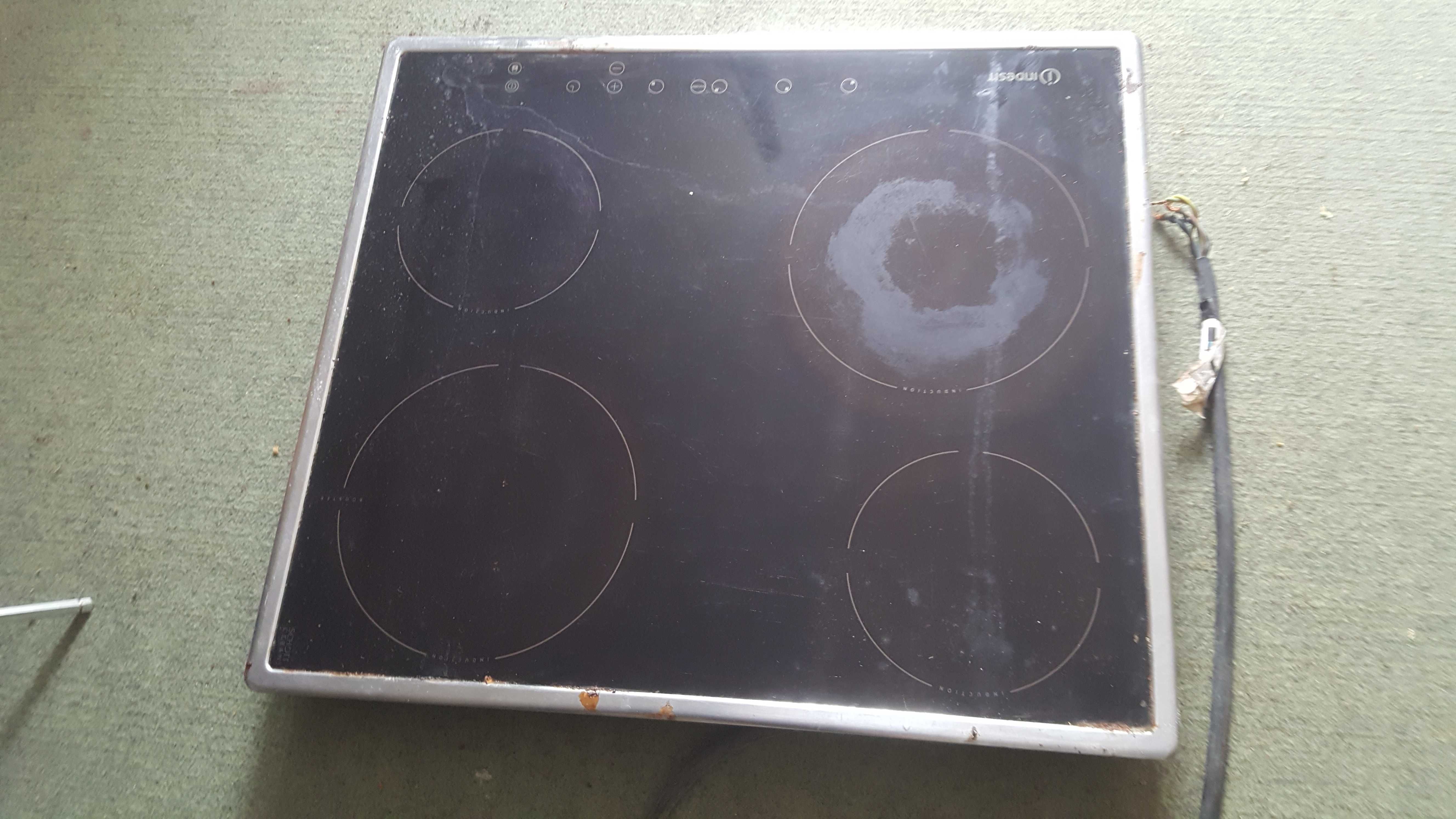 Placa elétrica de cozinha usada Indesit.