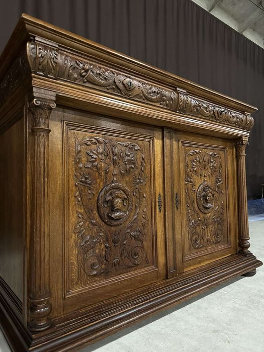 Антикварний різьблений комод. Франція.