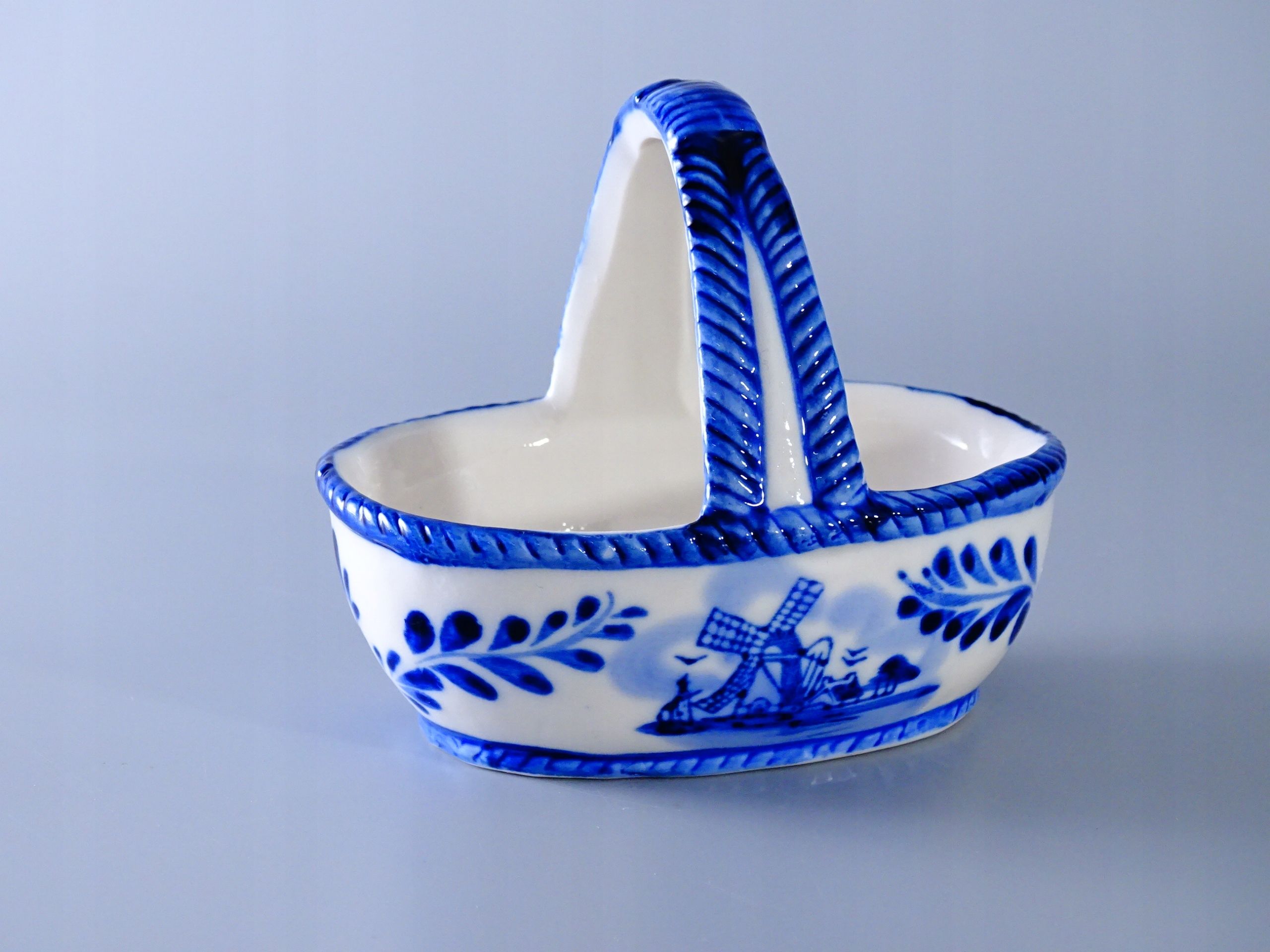 porcelanowy koszyk stylu delft wiatrak