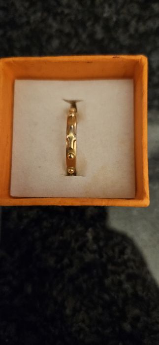 Złoty pierścionek różaniec.