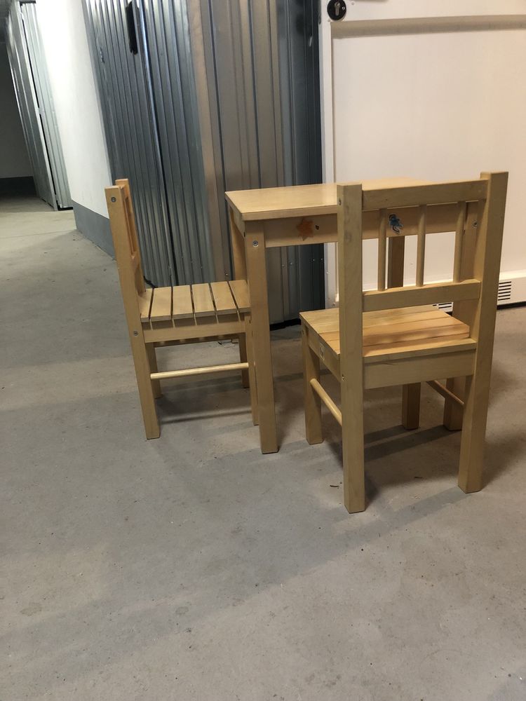Zestaw dzieciecy stolik z dwoma krzesełkami
