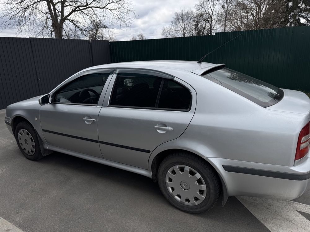 Продам шкода тур 2001 рік 1,6 газ бенз
