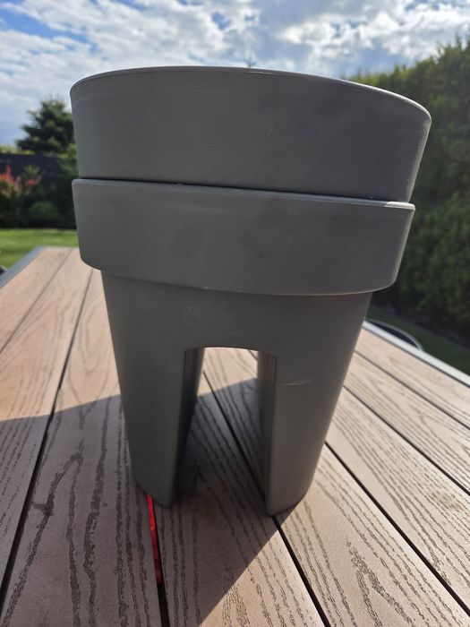 Dwie donice balustradowe szare zawieszane na poręcz lub płot