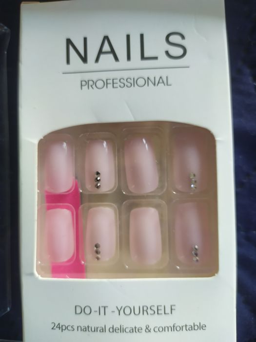 Sztuczne paznokcie tipsy