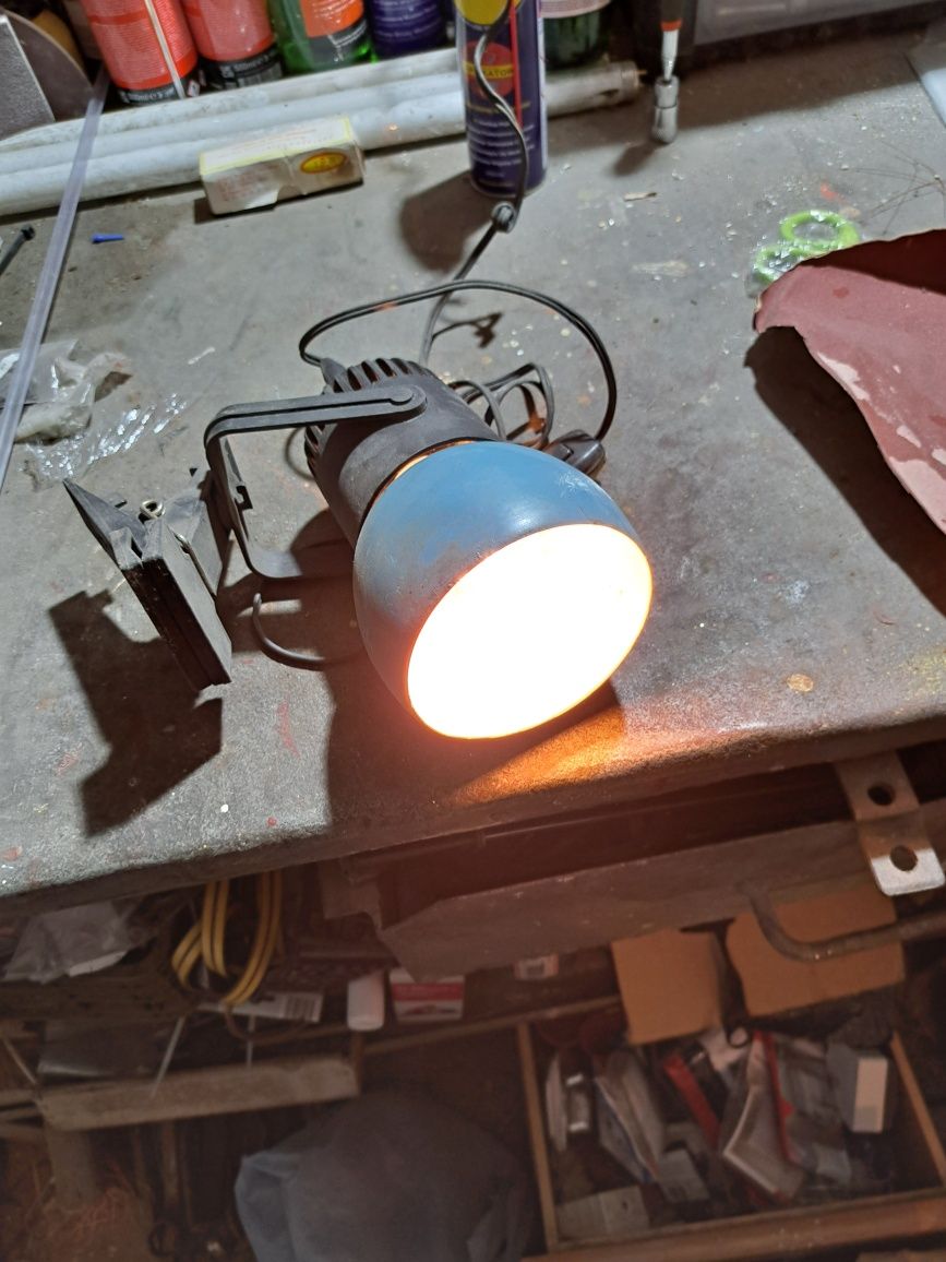Lampka metalowa na biurko.