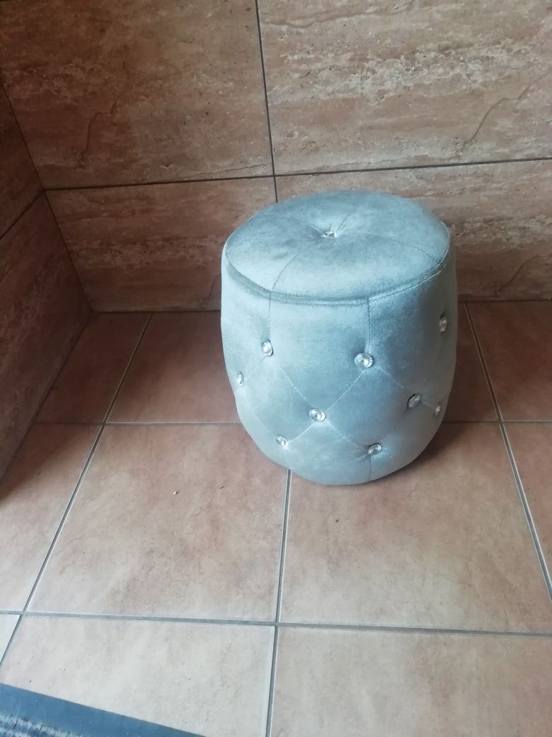 okrągły puf pikowany w kolorze jasno szarym,