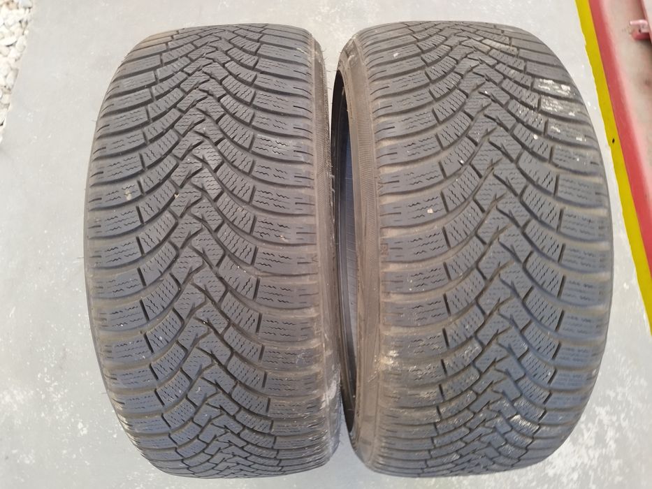 Dwie opony zimowe falken 225/40/R18
