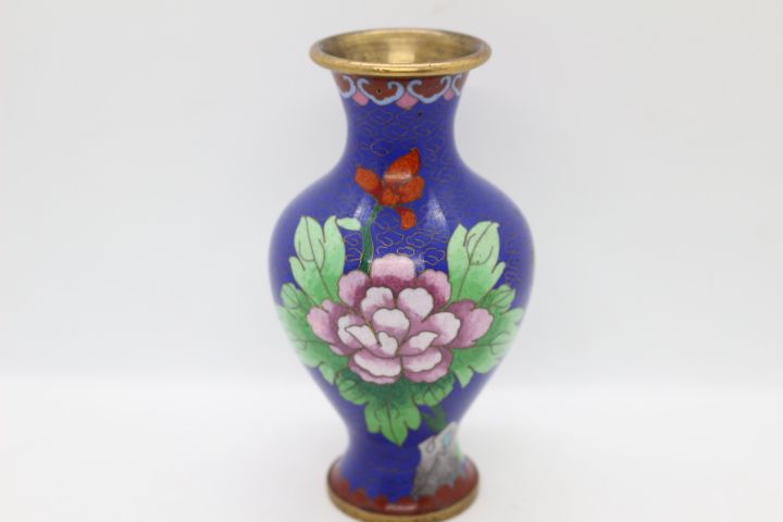 Jarra chinesa metal cloisonné 16 cm azul cobalto flor rosa XIX/XX