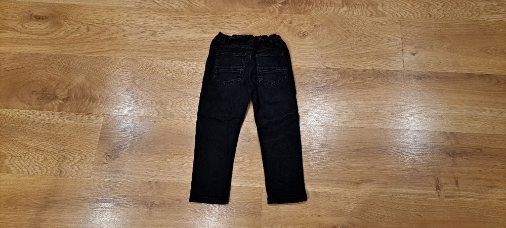 Czarne spodnie jeansowe chłopięce Next r. 98 cm