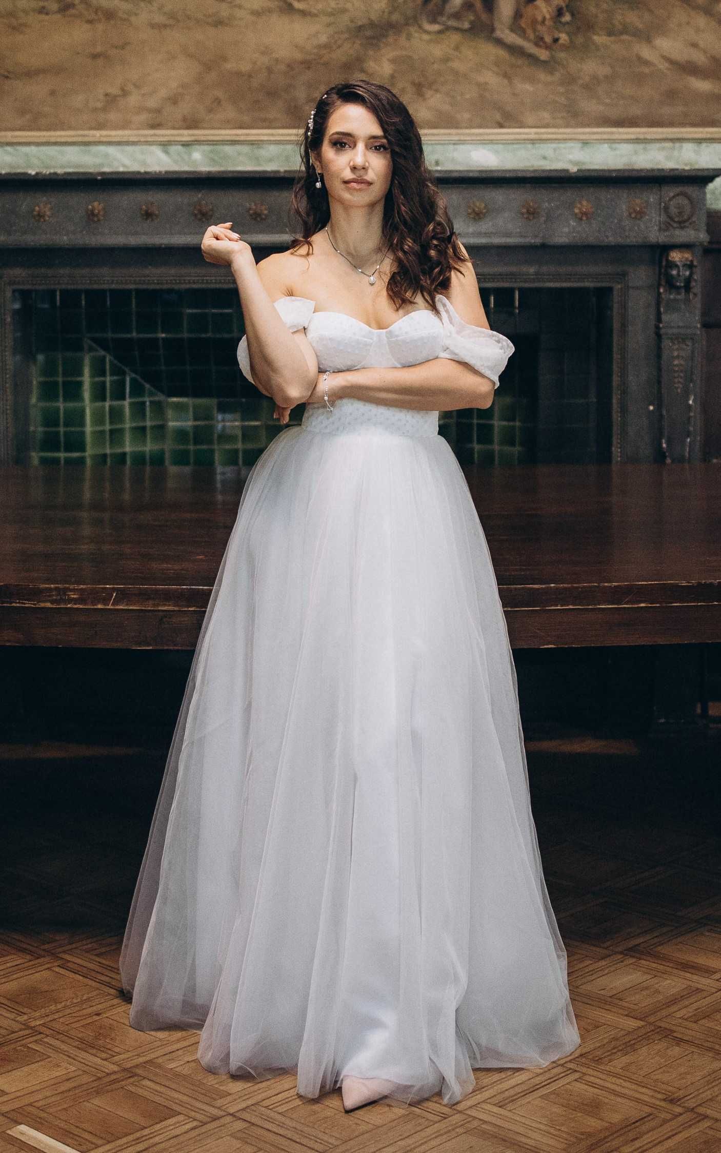 Мінімалістична корсетна весільна сукня зі з'ємними рукавами