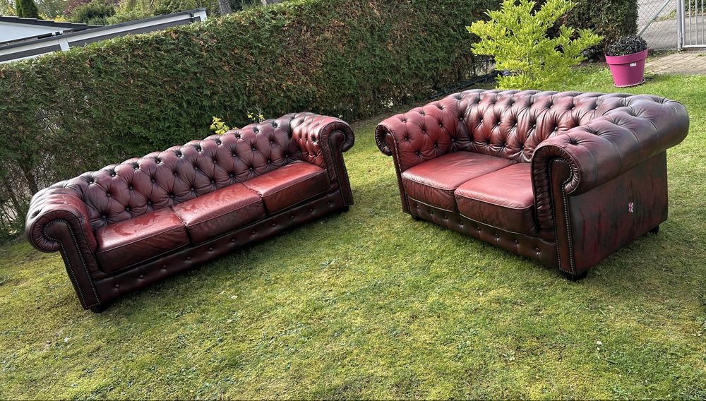 Dwie markowe angielskie sofy 3+2 Chesterfield bordowe