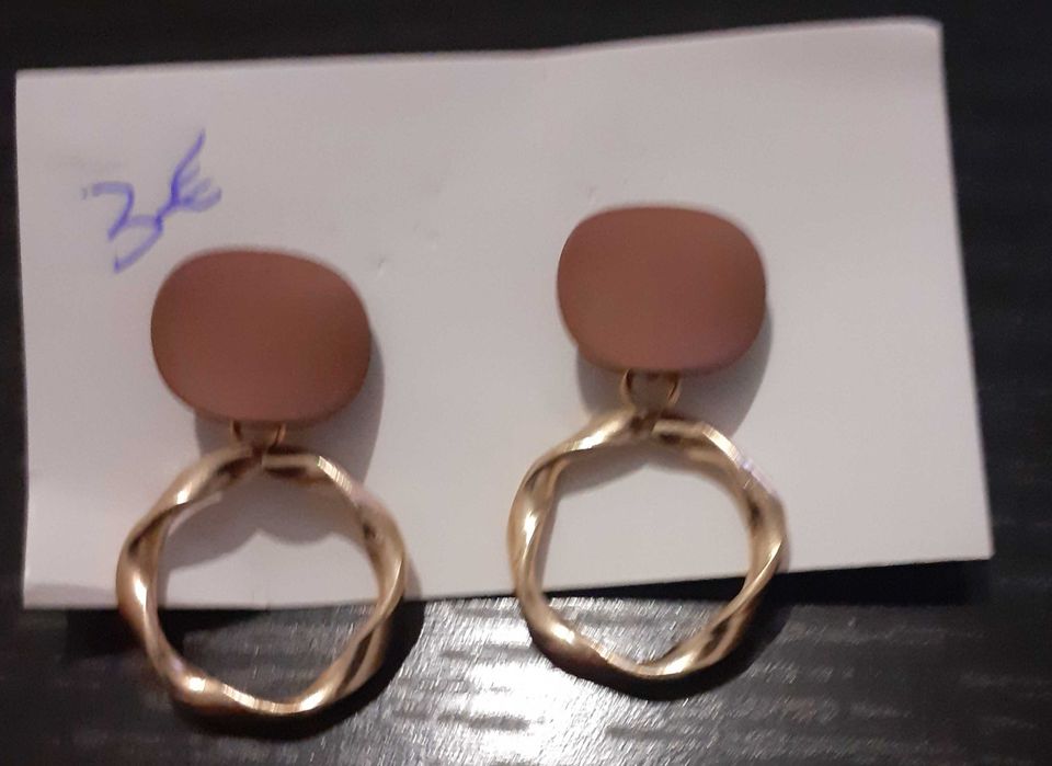 Brincos novos variados