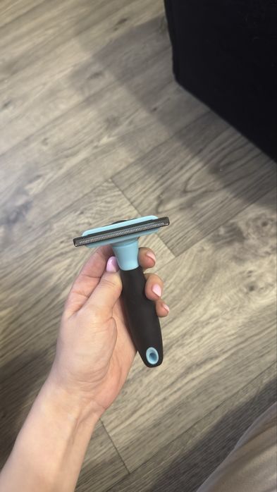 Щітка  пуходерка для котів та собак