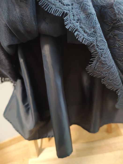 Granatowa koronkowa sukienka H&M 46