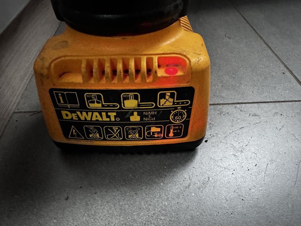 Uniwersalna Ładowarka dewalt de 9116
