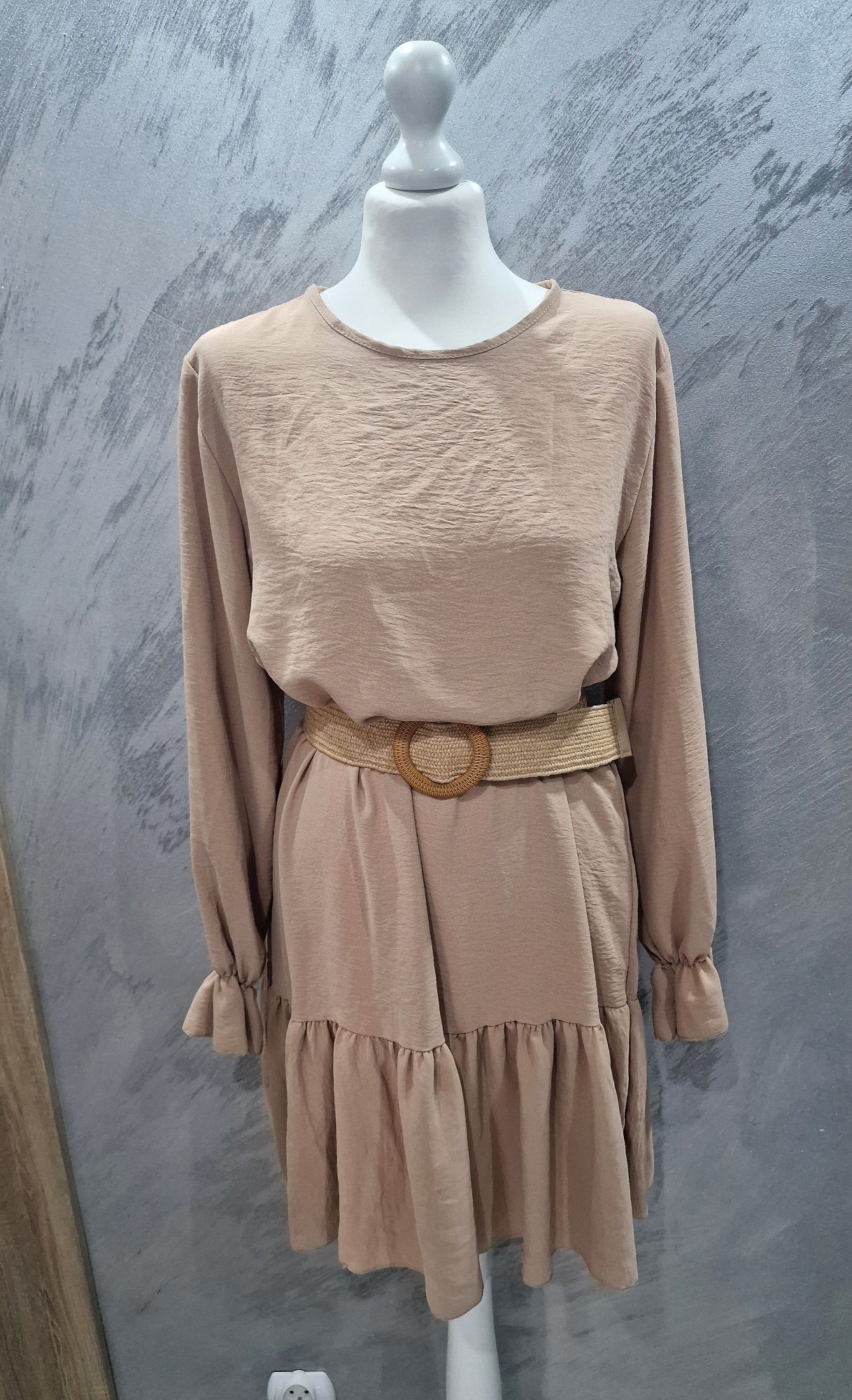 Nowa beżowa sukienka butik