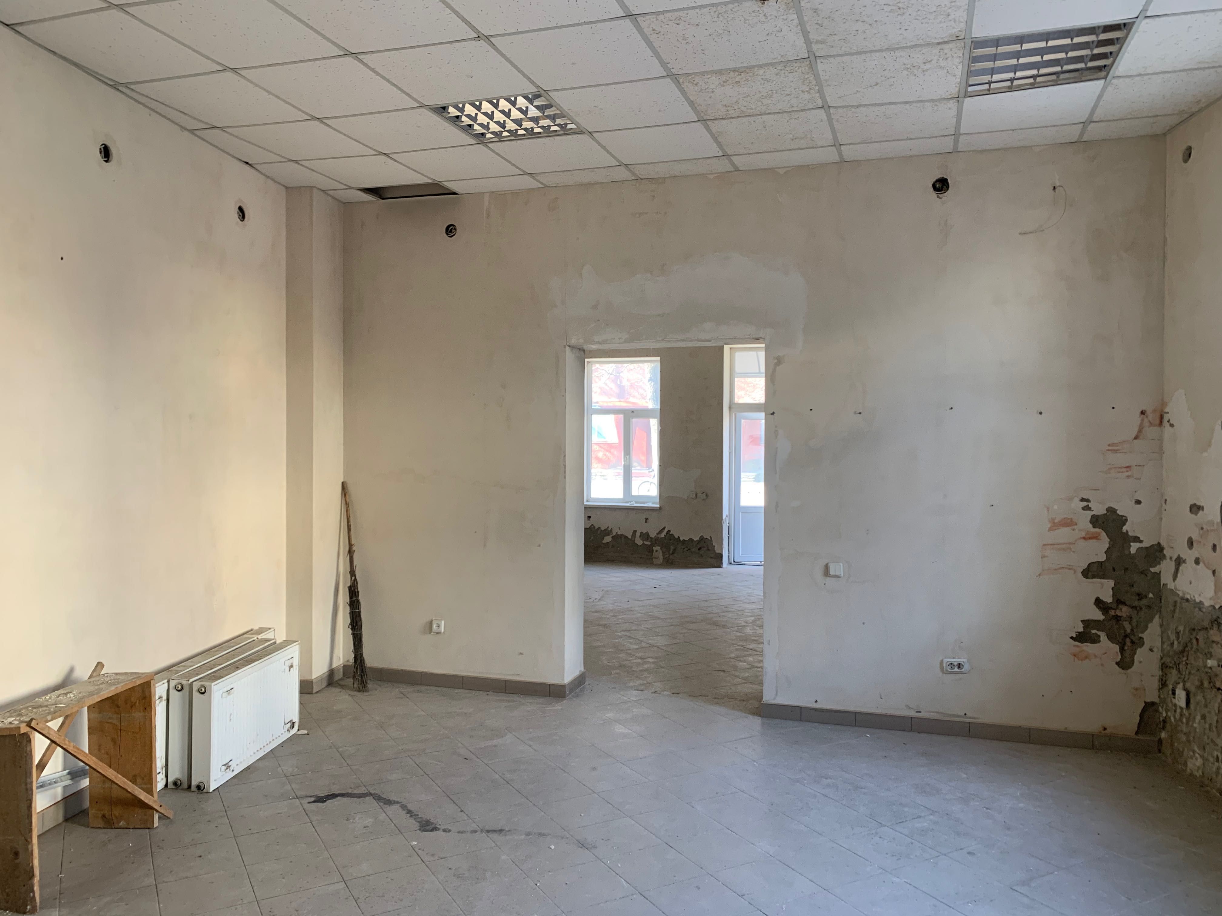 Продається фасадне приміщення біля патрульної поліції і Аристократу