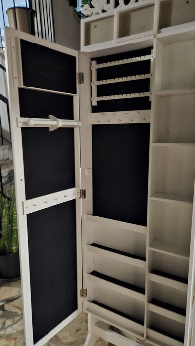 Móvel para objectos pessoais.