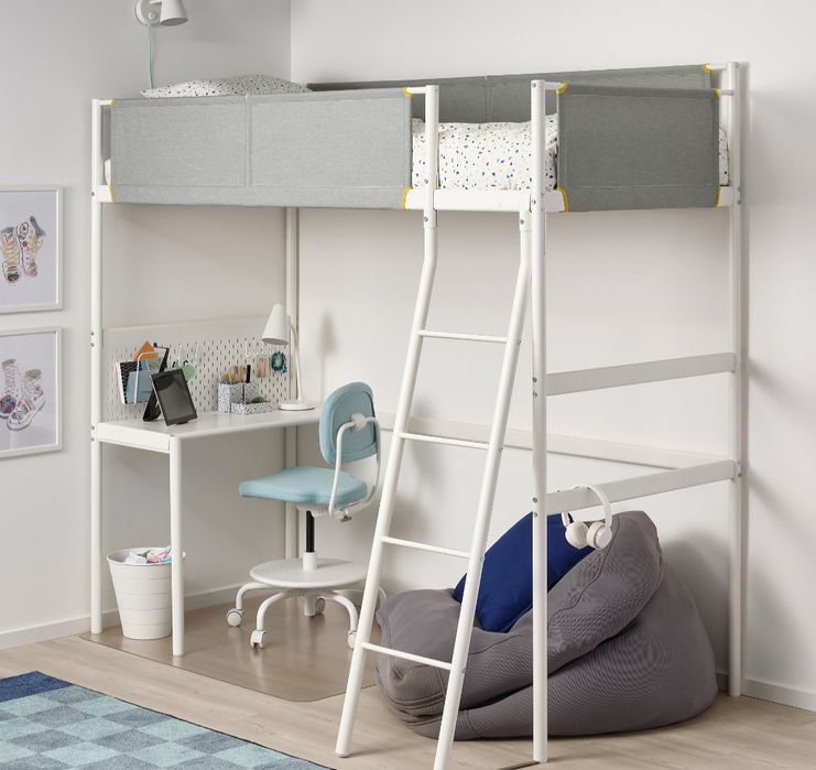 Cama elevada com secretária cor branca e cinza