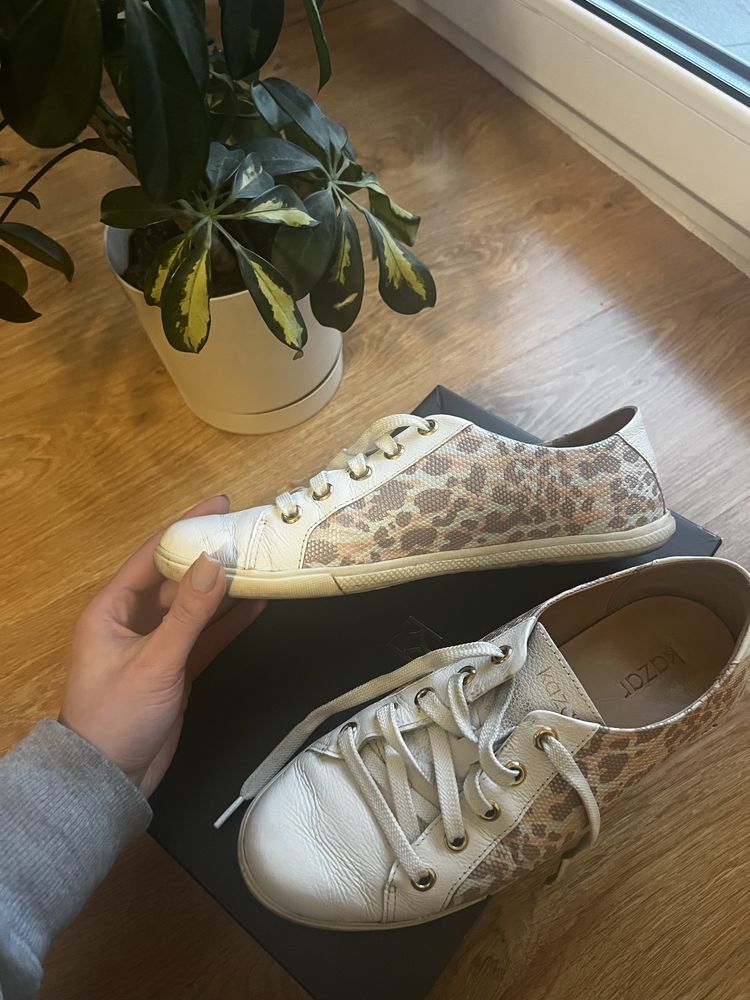 Biale sneakersy kazar