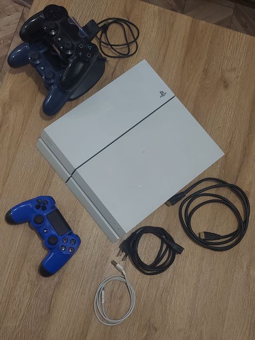 Konsola PS4 + 3 Pady + stacja ładująca do padów