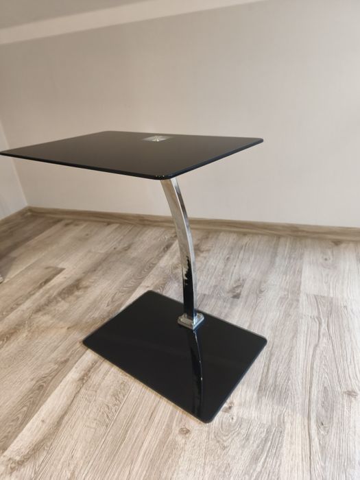Czarny szklany stolik pod laptopa