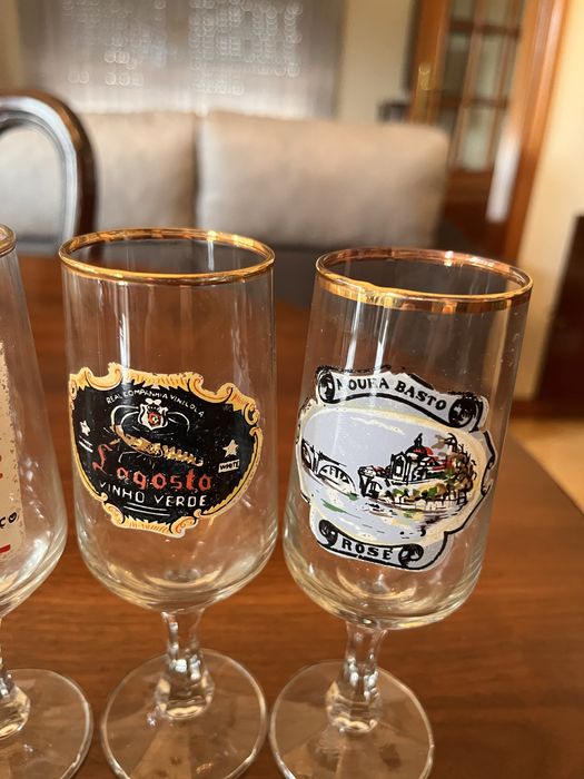 Copos antigos com varios logotipos