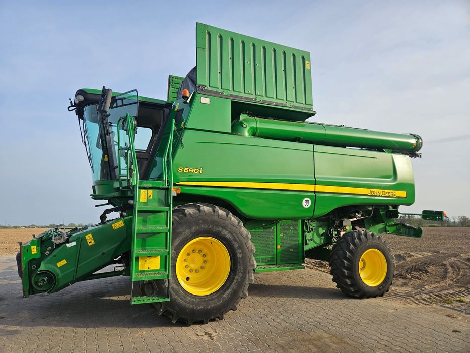 Kombajn zbożowy John Deere S690i – gotowy do pracy