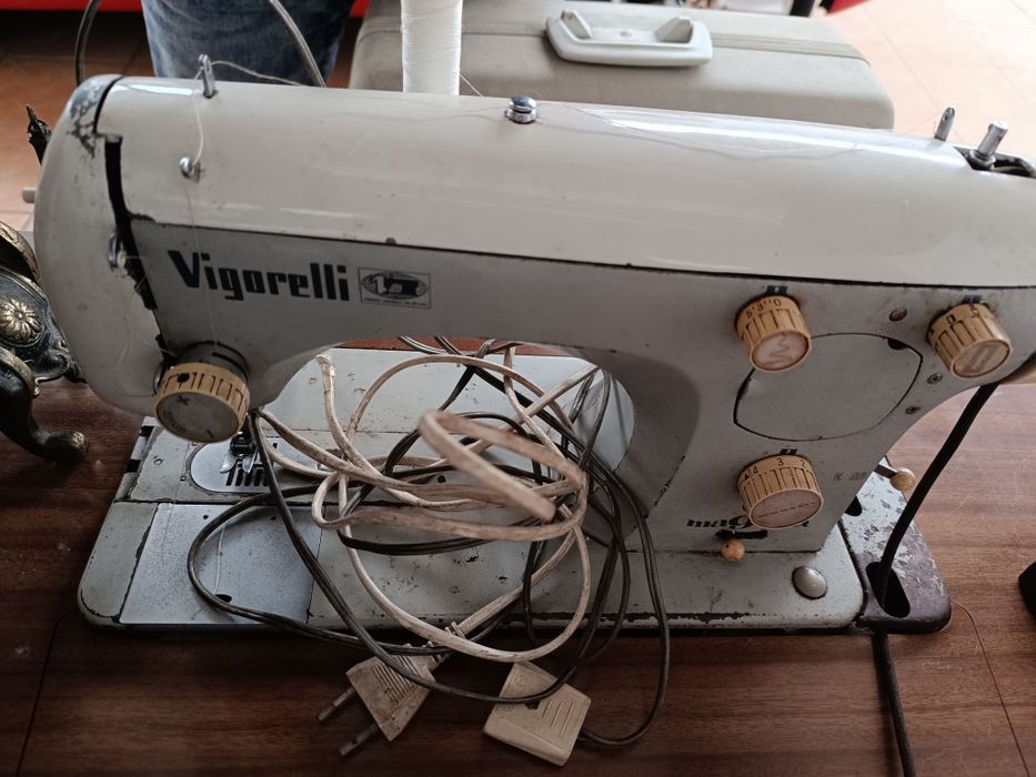 Máquina costura com mesa