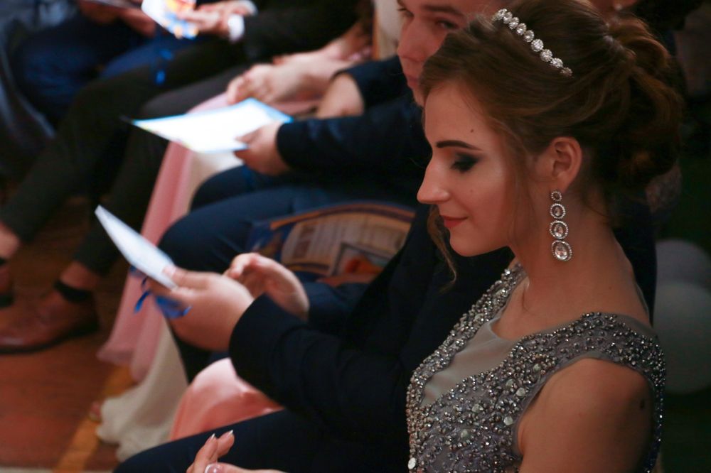 Вечірнє плаття сірого кольору обшите каменями