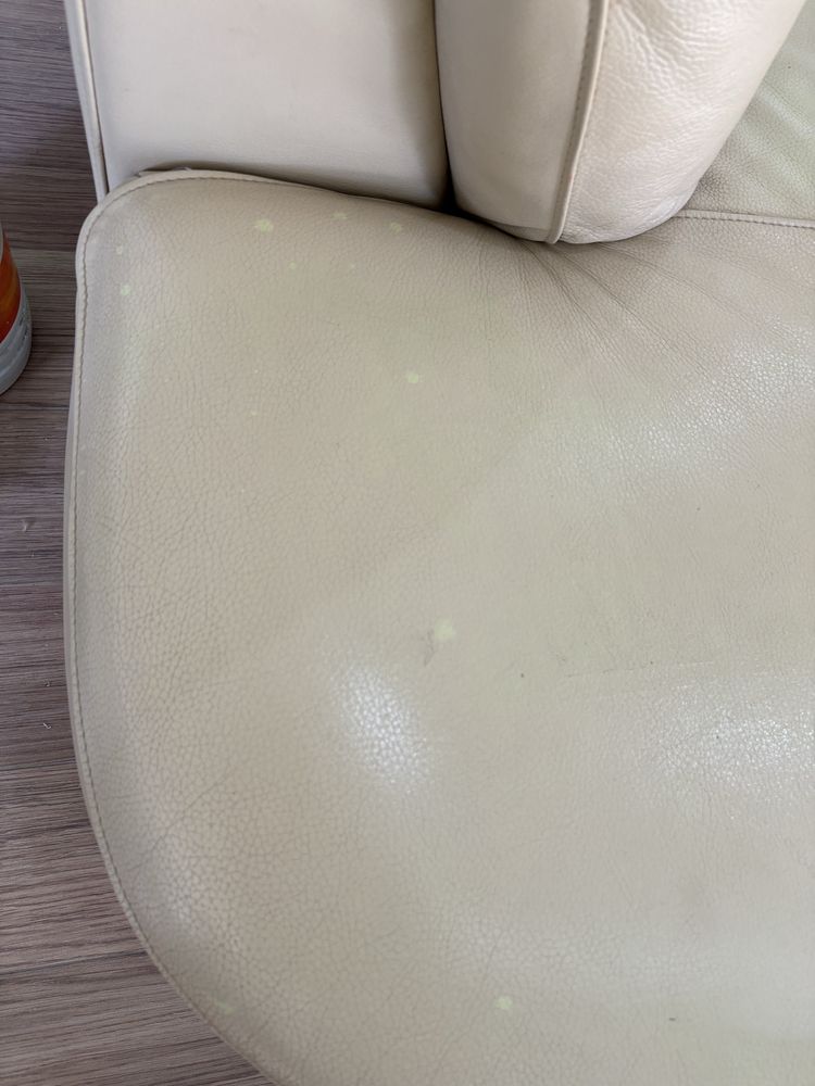 Sofa de pele beje
