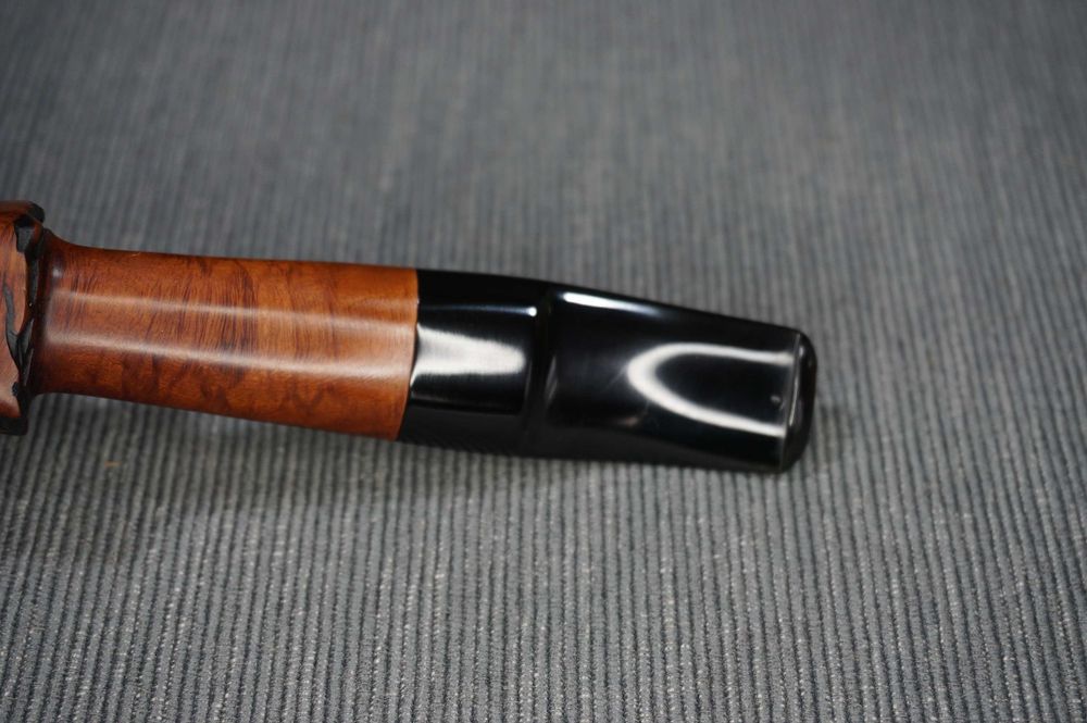 Cachimbo de forma original, ELYSEE, hand made, em urze (França)