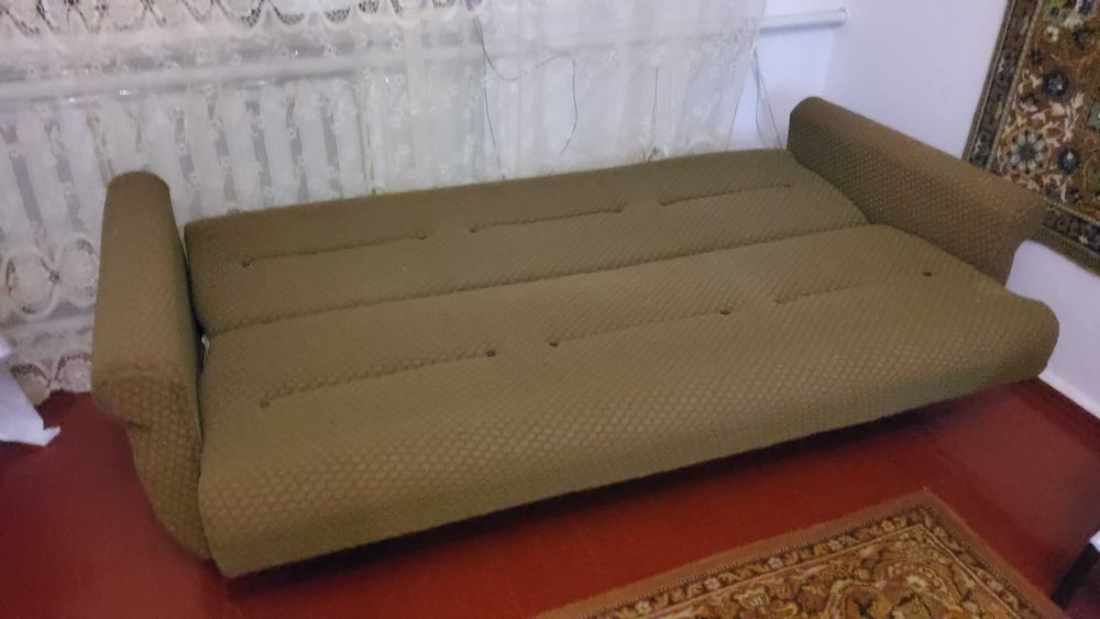 Диван  1.10 на 1.84, натуральное дерево