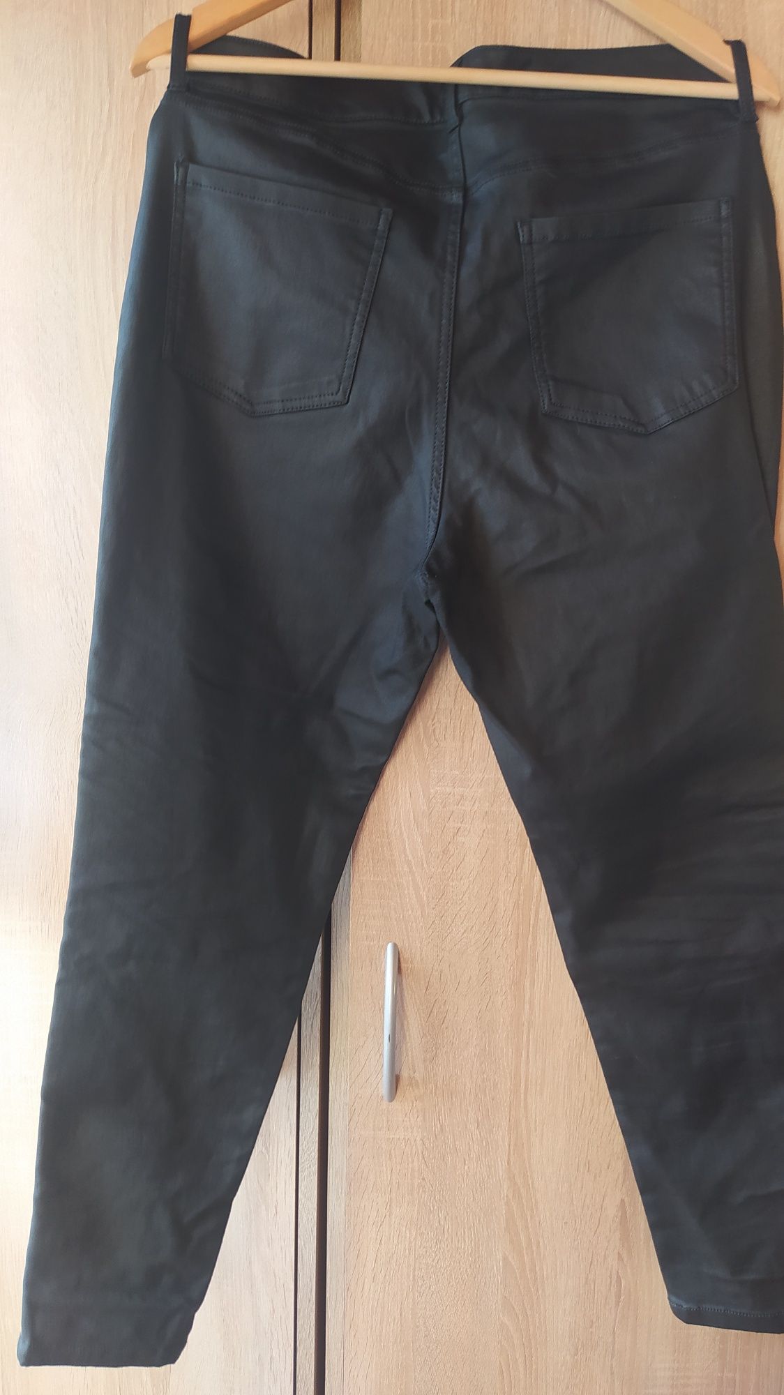 Czarne spodnie woskowane F&F 14(42)