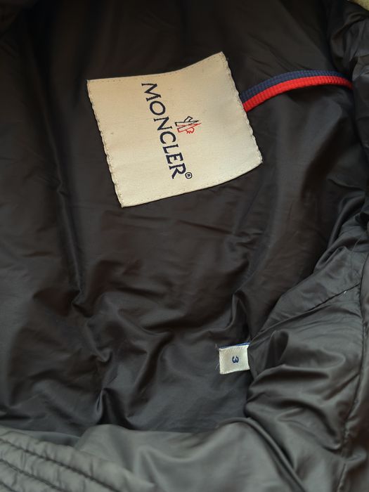 Жіночий чорний довгий пуховик moncler з хутром на капюшоні ,3