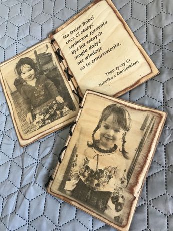 książka drewniana stojąca z życzeniami na Dzień Babci