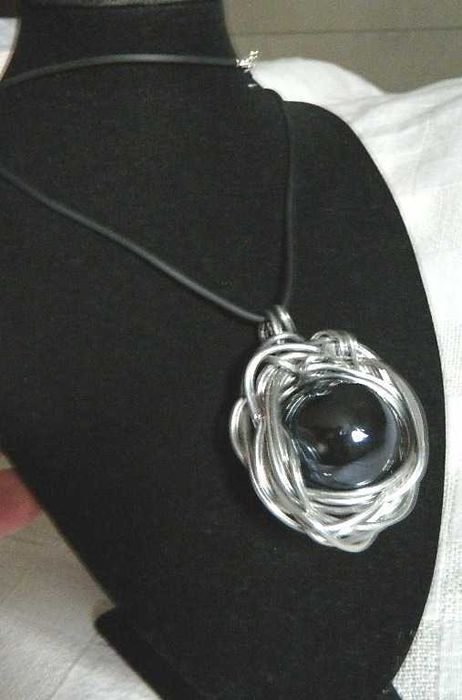 Czarna porcelana, kula w srebrnym oplocie, wisior