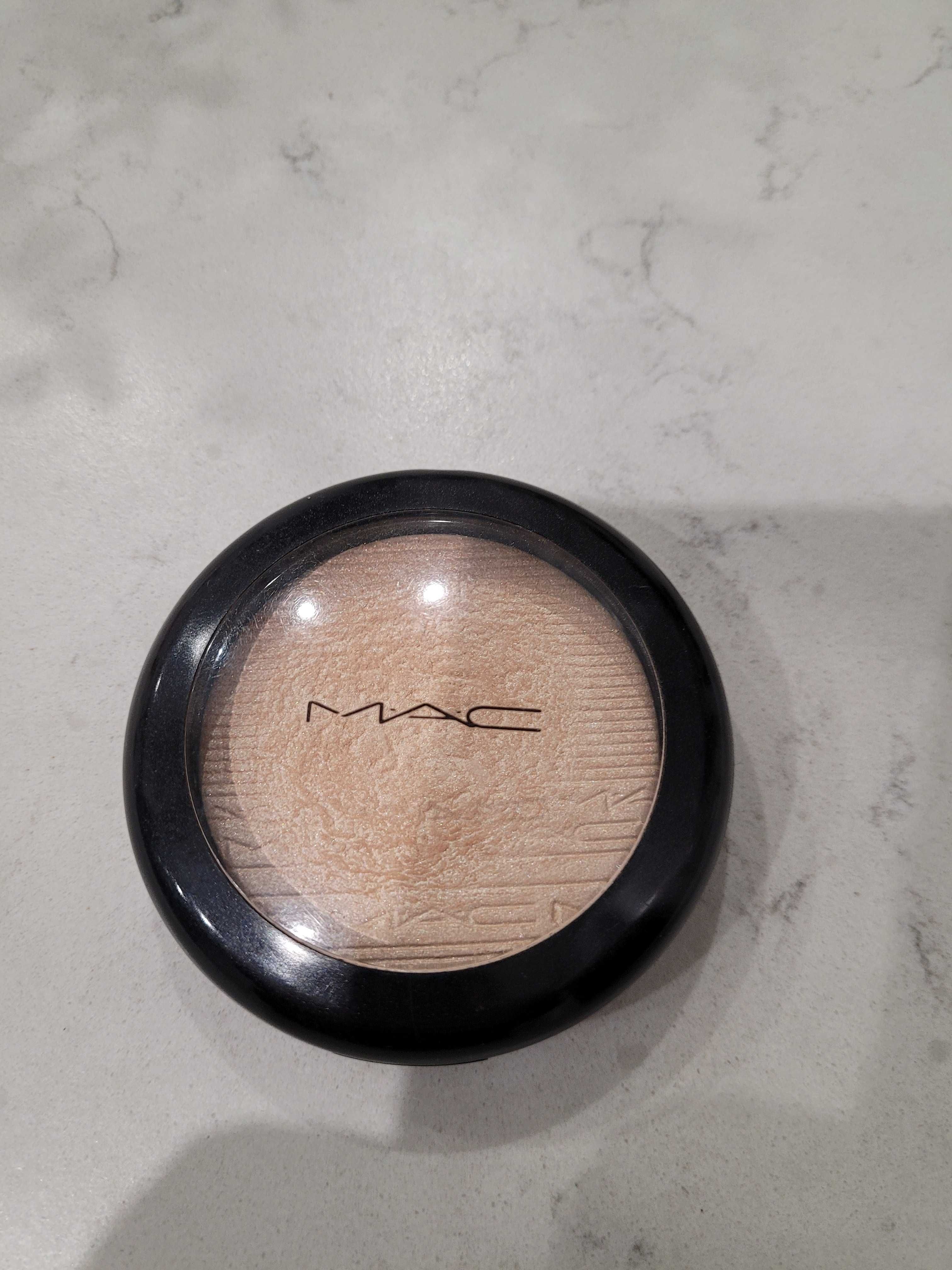 Rozświetlacz firmy Mac Extra Dimension Skinfinish odcień Double-Gleam