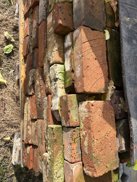 Stara cegla z rozbiórki