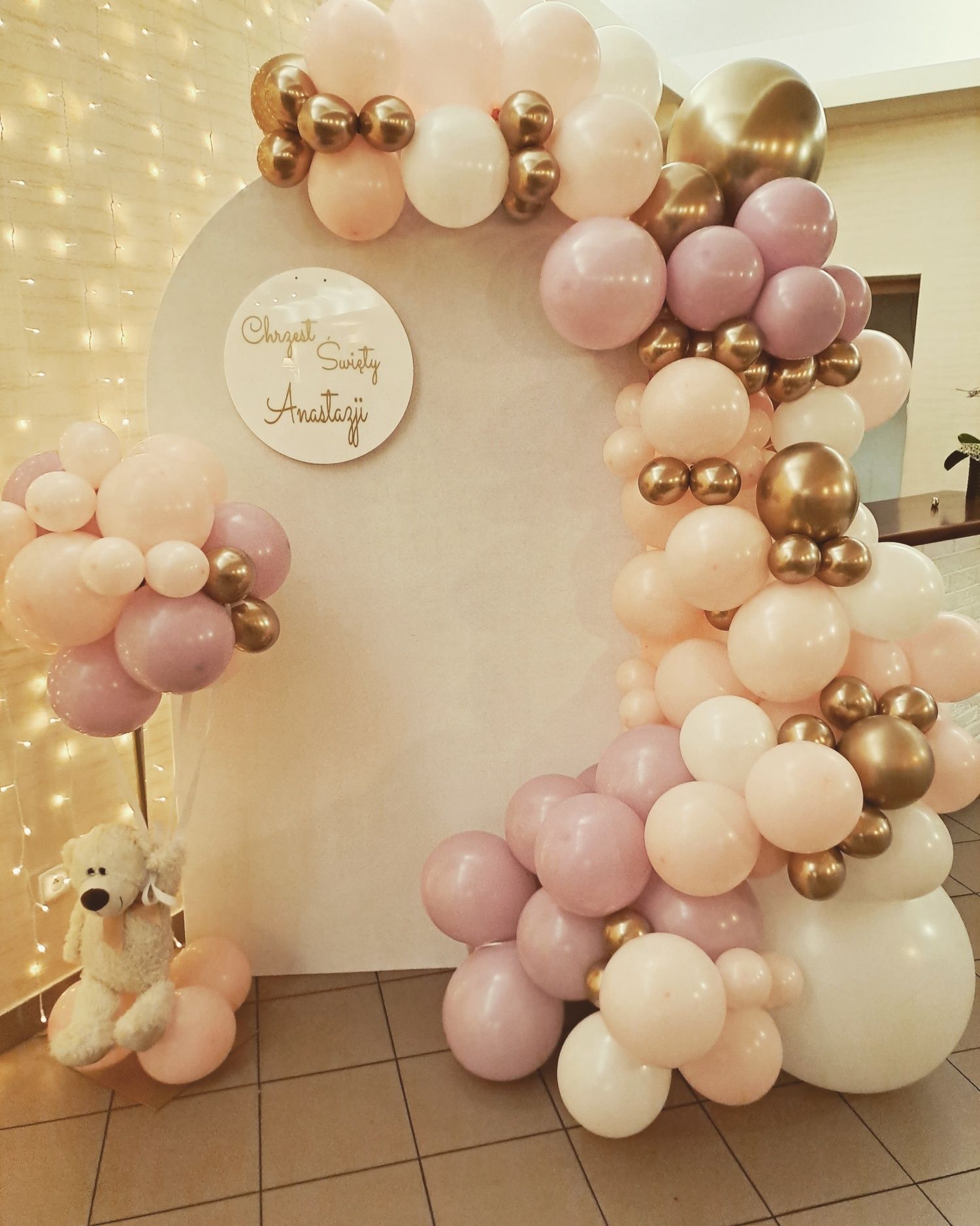 Balony dekoracje z balonów miś w koszu ścianka chrzest roczek komunia