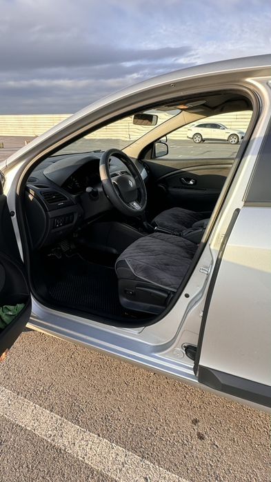 Навчальне авто Renaul Fluence