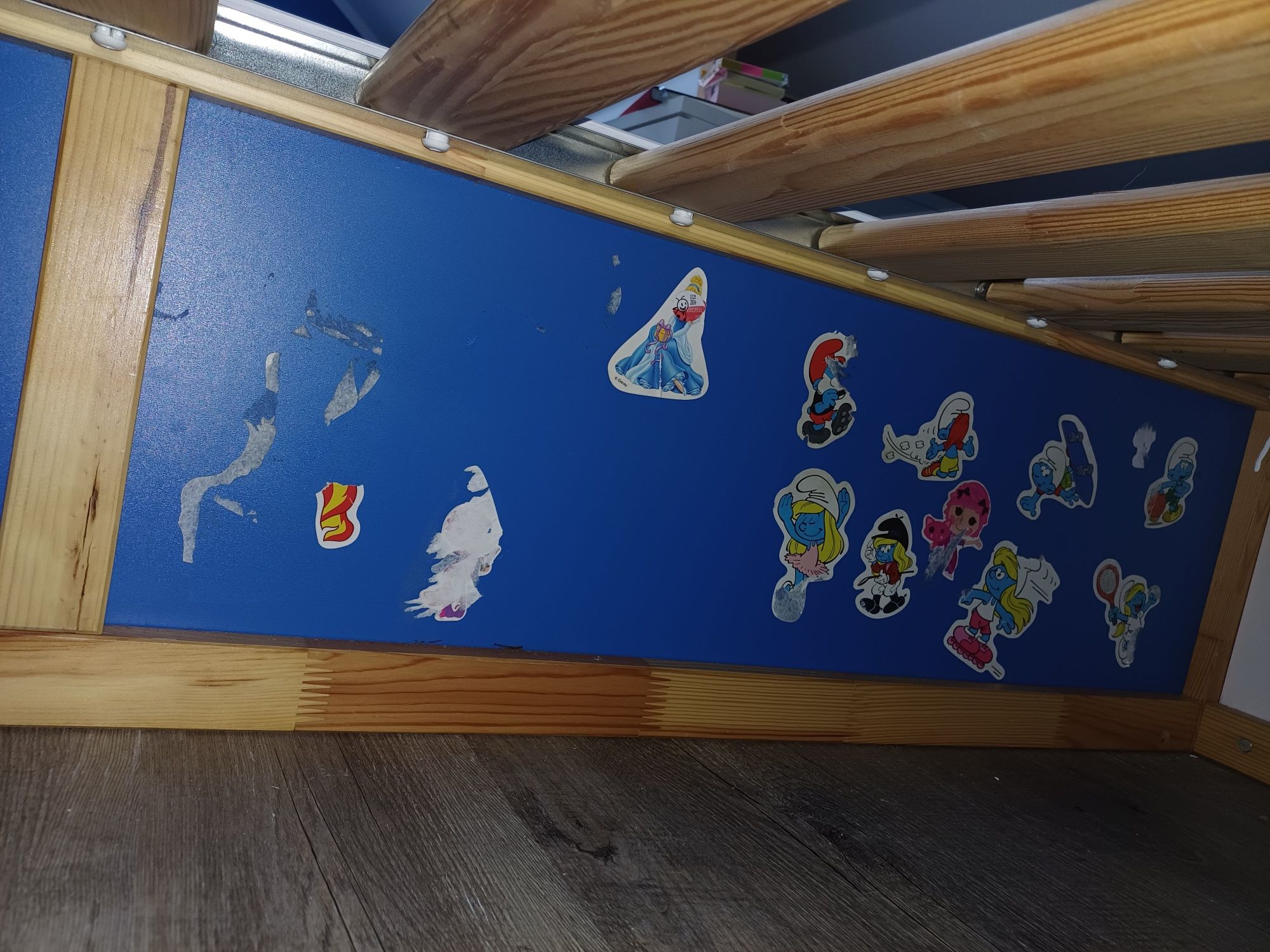 Łóżko kura ikea białe.