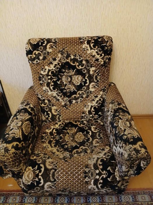 Крісло мʼяке.