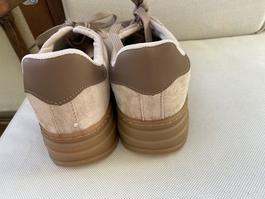 Sapatilhas bege com plataforma