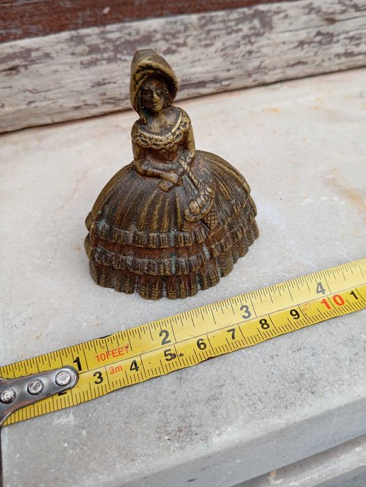 Campainha "dama antiga", em bronze, e guizo em bronze