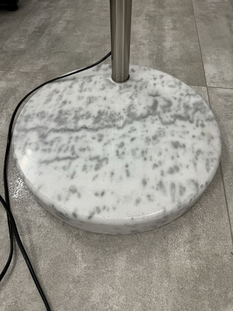 Lampa podłogowa z granitową podstawą