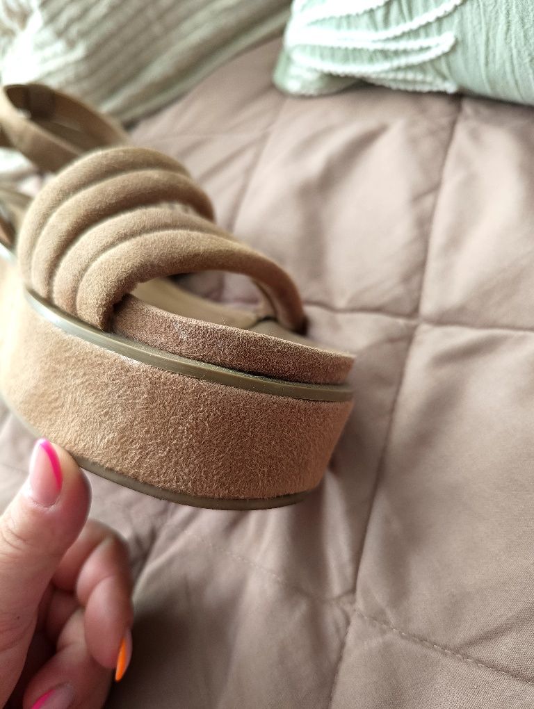 Brązowe zamszowe sandały na platformie ASOS 39