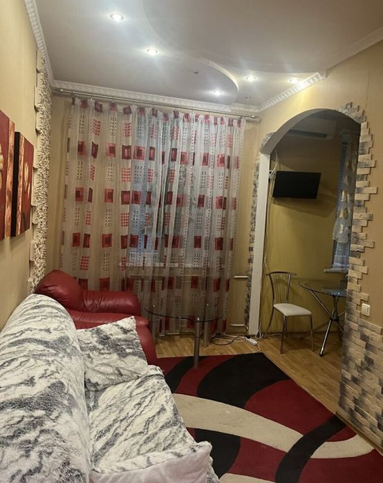 3- комн. 67 м. кв. Сталинка. С. Нигояна. Возле метро.